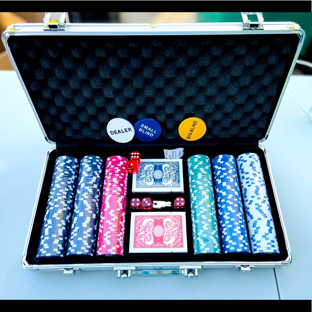 Casino Poker player card chips game set NEW